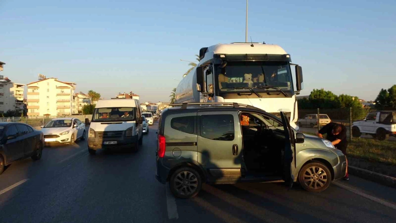 Manavgatta LPG tankeri, hafif ticari araçla çarpıştı