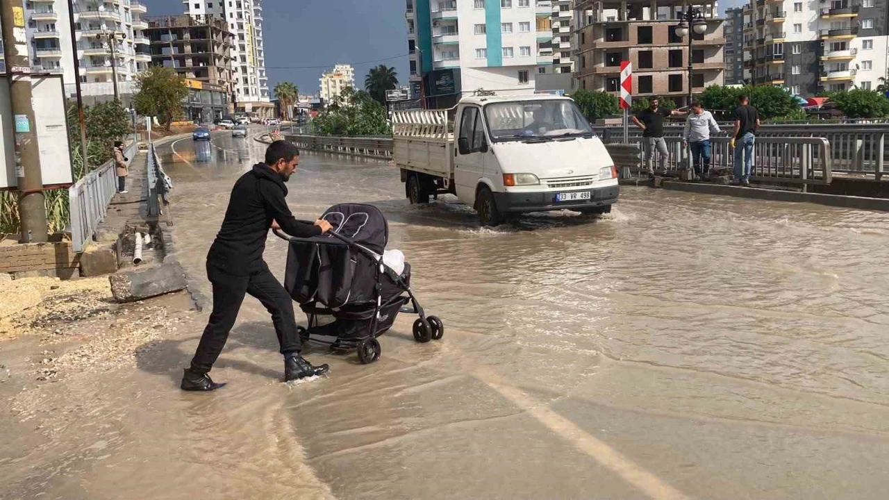 Mersin Erdemlide sağanak yağış etkili oldu, su birikintileri oluştu
