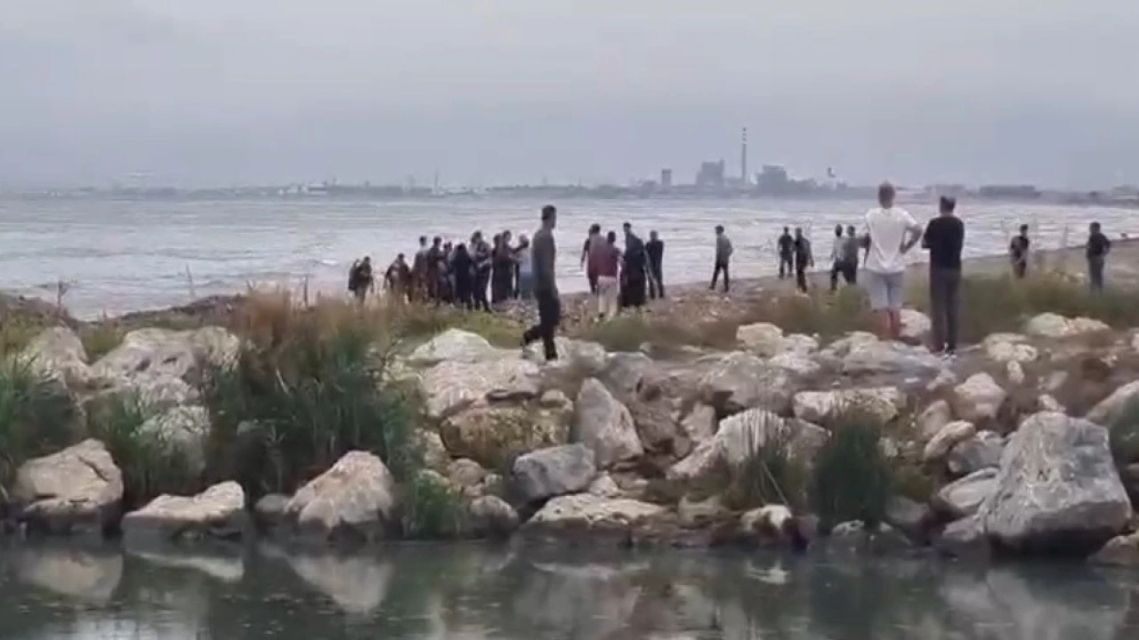 Mersinde denize giren 3 gençten biri hayatını kaybetti