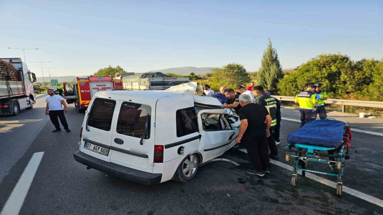 Mersinde otomobil çekiciye arkadan çarptı: 2 ölü, 1 yaralı