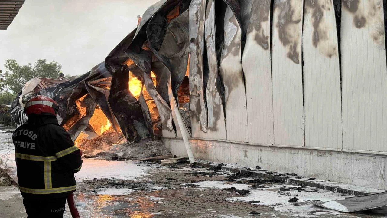 Mersinde tütün ve makaron fabrikasının 3 deposunda yangın