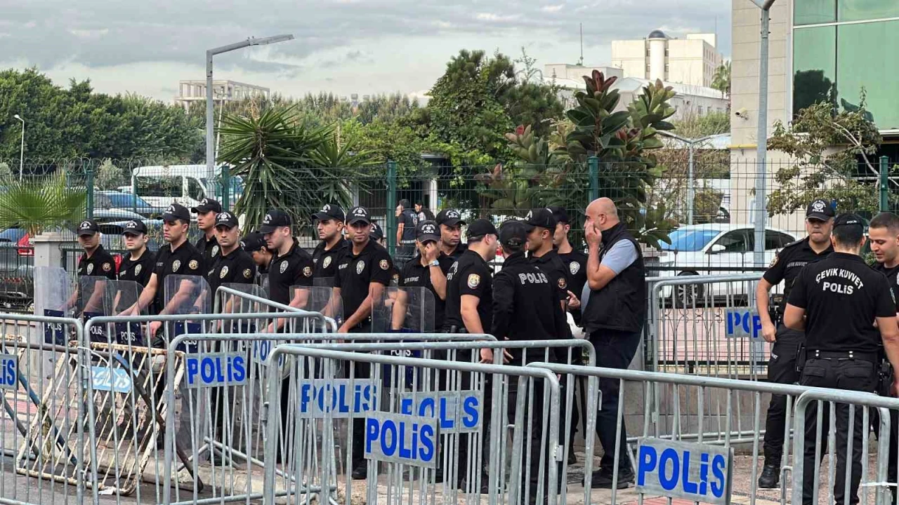 Mersindeki operasyonda 3 başkanla birlikte 59 şüpheli adliyeye sevk edildi