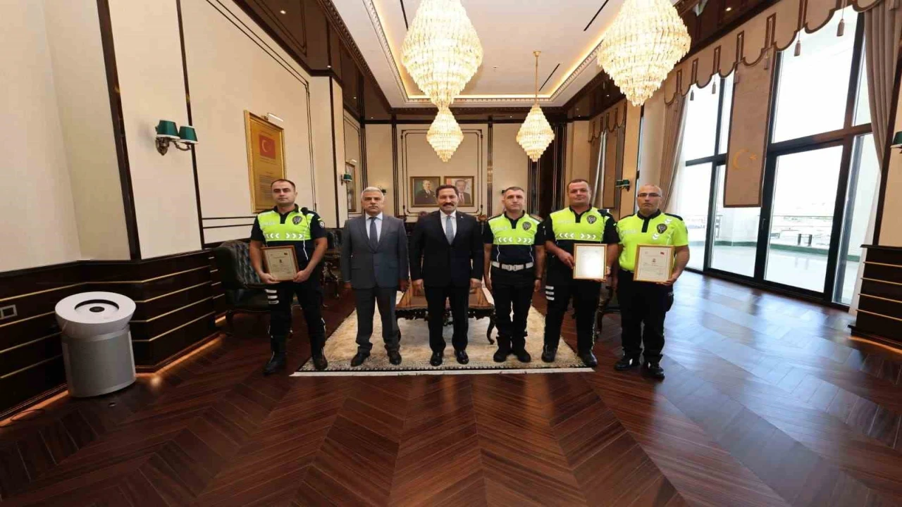 Örnek davranışıyla Bakan Çiftçinin takdirini toplayan polis memurlarına başarı belgesi verildi