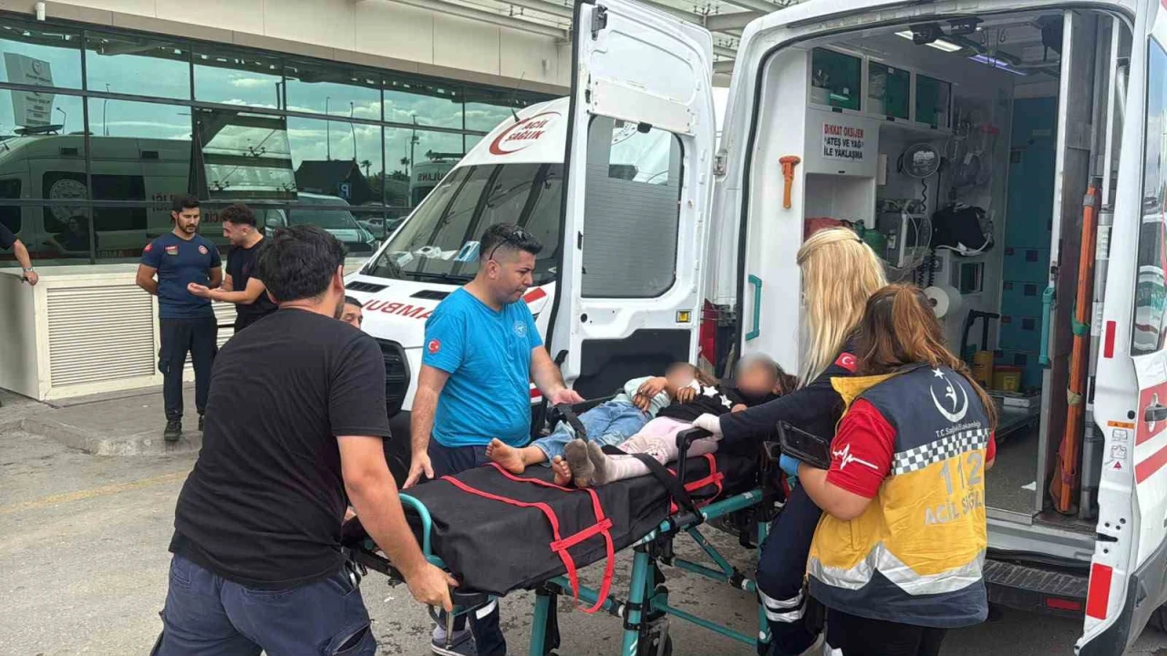 Otoyolda minibüs ve 2 tırın karıştığı kazada 11 kişi yaralandı