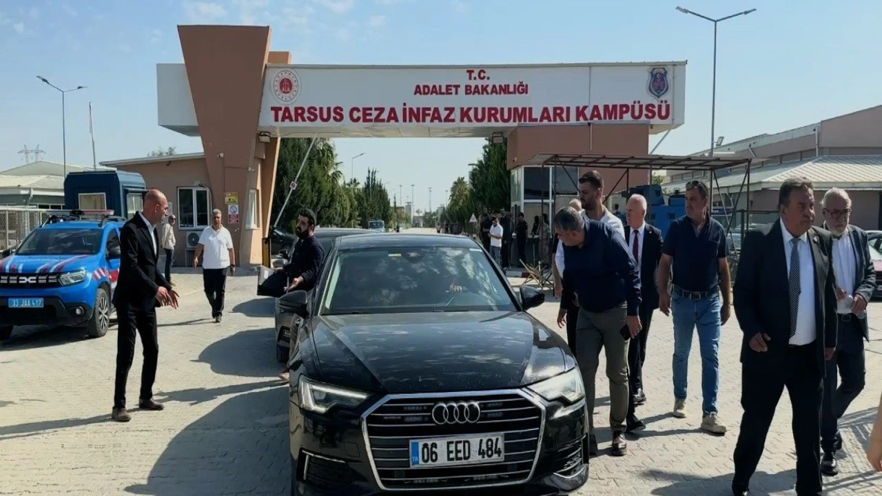 Özgür Özel, Mersinde tutuklu belediye başkanlarıyla görüştü