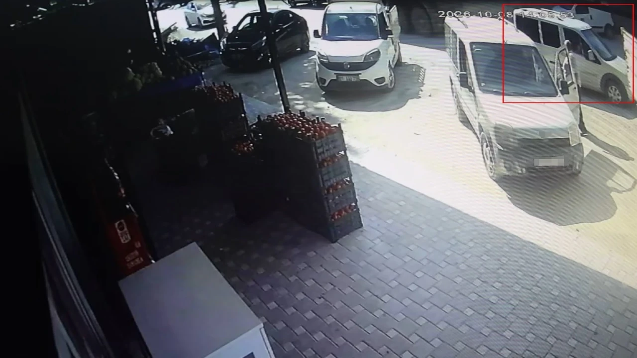 Sahibinin market alışverişi yaparken çalışır halde bıraktığı aracı kendininmişçesine çalan hırsız kaza yapınca yakayı ele verdi