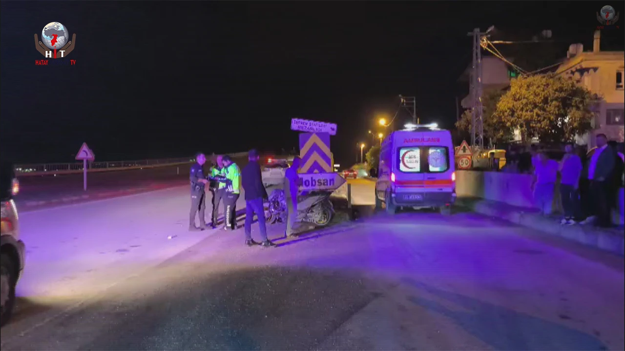 Seyir halinde olan motosiklet bariyere çarptı: 2 yaralı