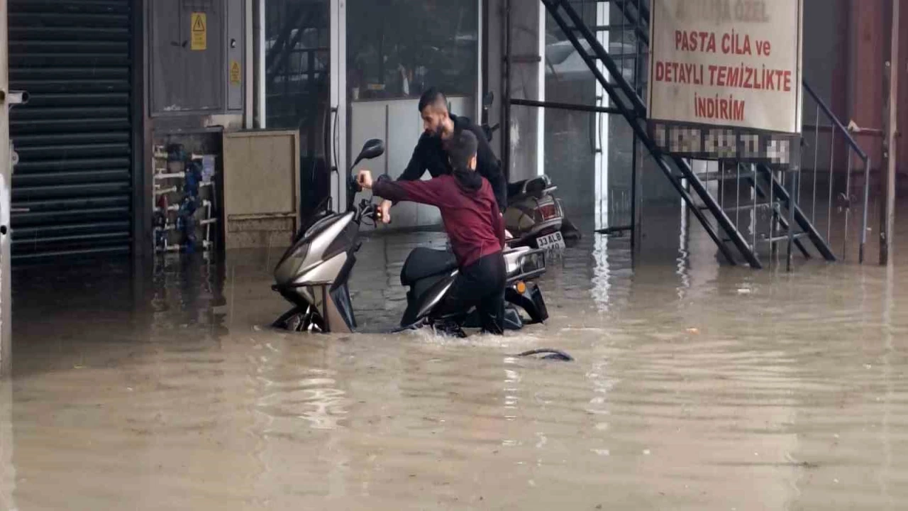 Silifke sele teslim: Dereler taştı, araçlar sular altında kaldı