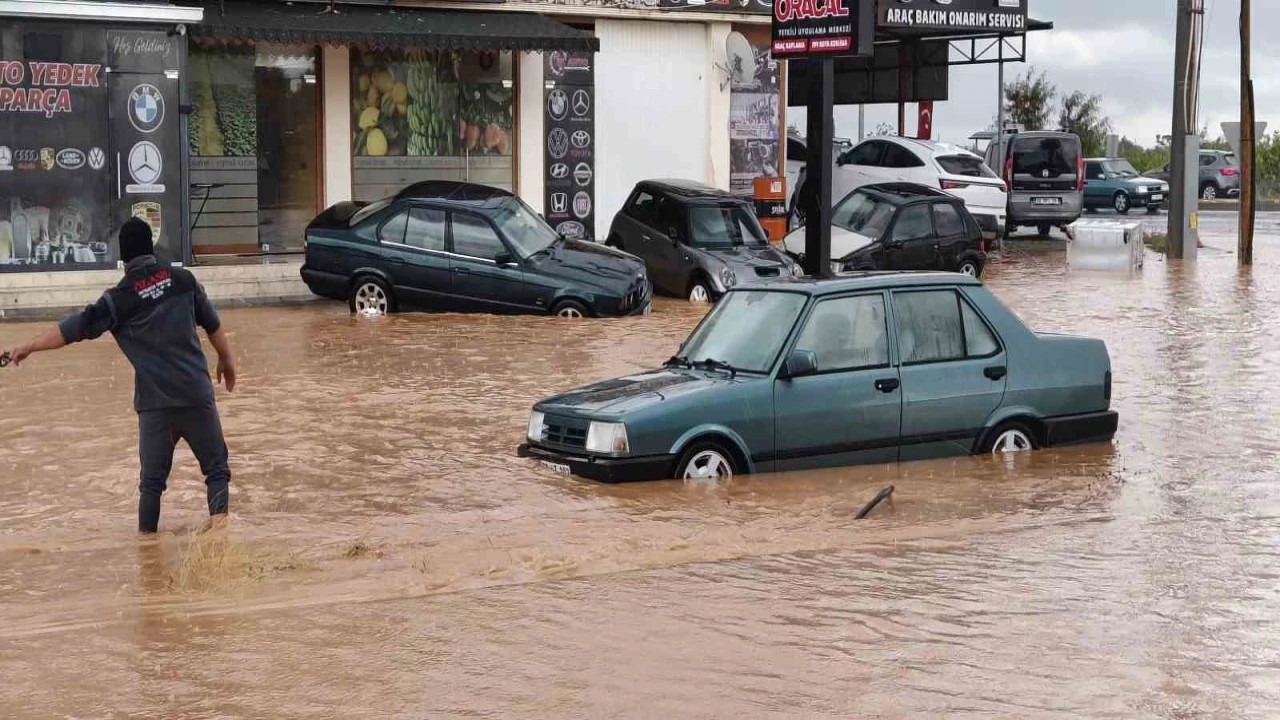 Silifkede sağanak sele dönüştü, araçlar su içinde kaldı