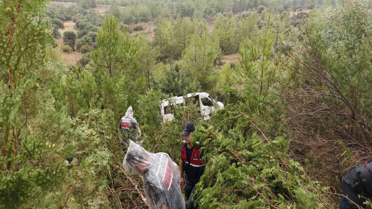 Silifkede yolcu minibüsü şarampole yuvarlandı: 17 yaralı