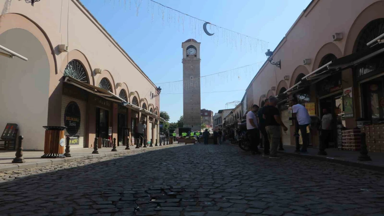 Tarihi Büyük Saat Kulesinin bulunduğu cadde trafiğe kapatıldı