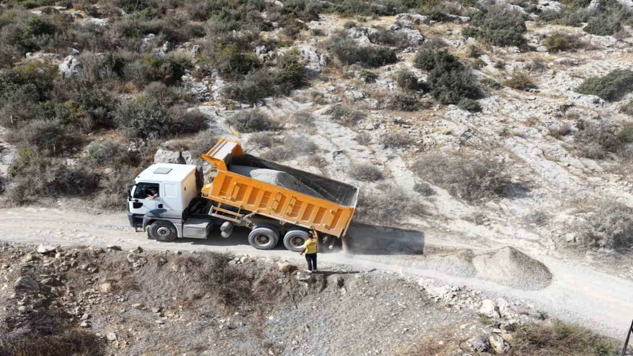 Tarsusun kırsal mahallelerinde yol çalışmaları sürüyor
