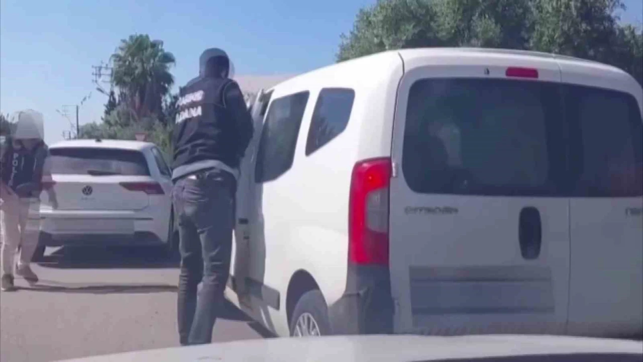 Torbacıların aracının önünü kestiler: 9 kilo skunk ele geçirildi