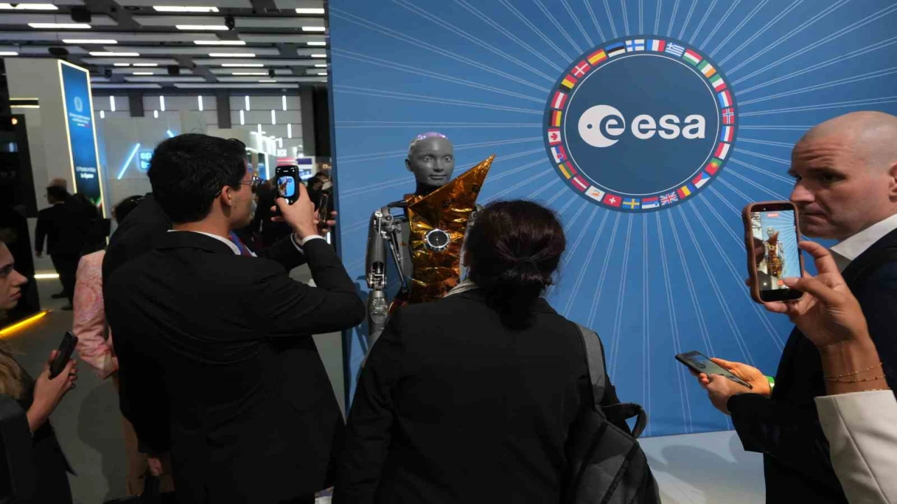Uzay Kongresinde girişimler dünya devleriyle buluştu, robot AMECA ilk kez ziyaretçilerin karşısına çıktı