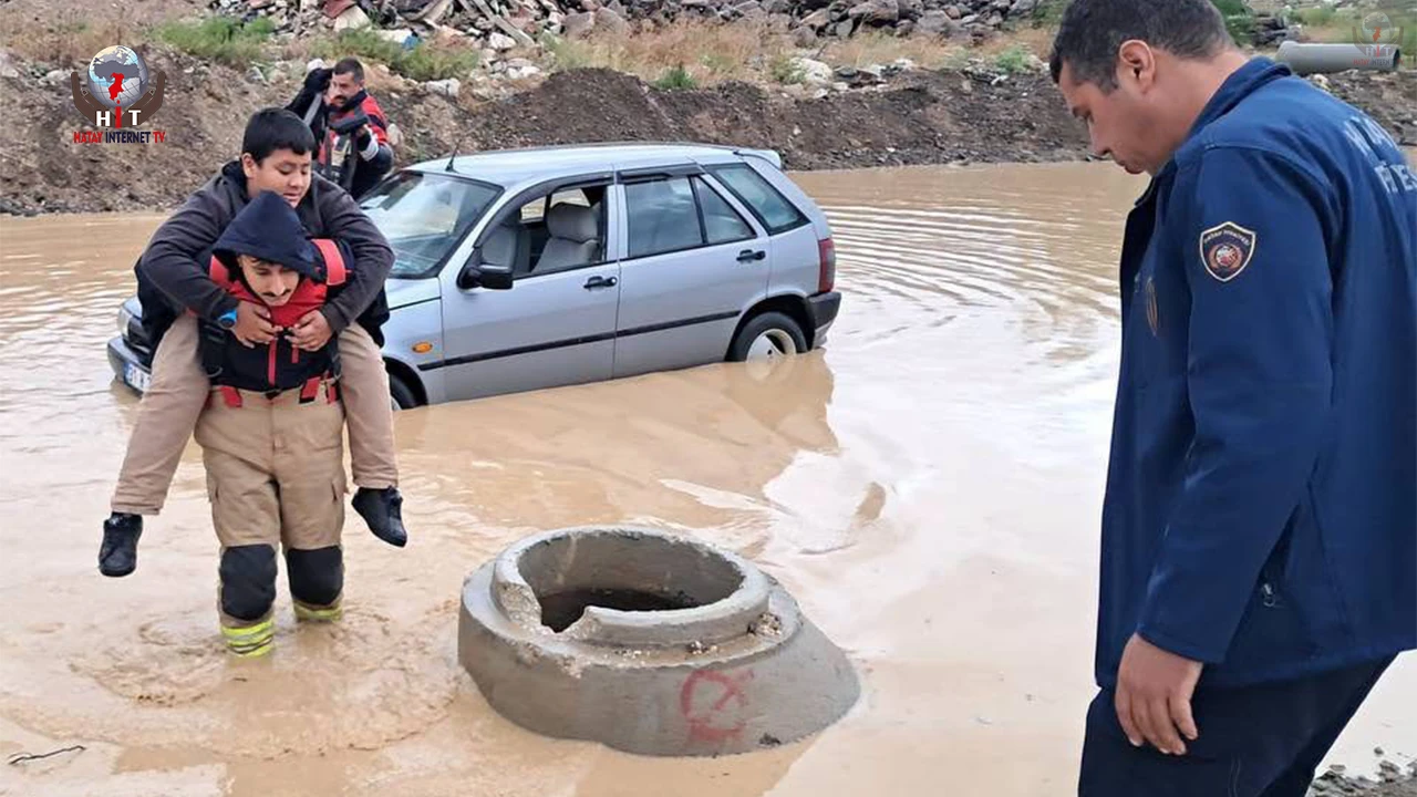 Yağmur sularına gömülen araçtaki öğrenciyi itfaiye ekipleri okula ulaştırdı
