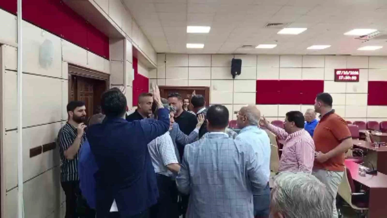 Yüreğir Belediye Meclisinde satılık tartışması: CHPli iki meclis üyesi birbirine girdi