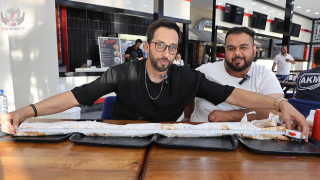 1,5 metrelik döneri yemeye çalışan 160 kiloluk Cingöz: Normal bir insan asla yiyemez