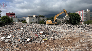 5 katlı bina iş makinesinin darbesiyle yerle bir oldu