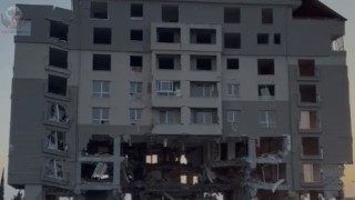 9 katlı bina iş makinesinin darbesiyle yerle bir oldu