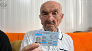 97'lik delikanlı kalemini ve kitabını yanından ayırmadan beynini dinç tutuyor