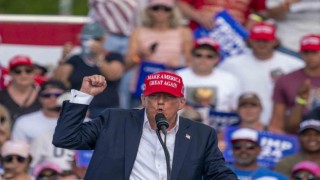 ABD Yüksek Mahkemesi, Trumpın anayasal yetkileri dahilinde yaptığı eylemlerde “mutlak dokunulmazlığa” sahip olduğuna hükmetti