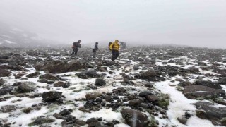 Ağrı Dağında, dağcılara kar ve tipi engeli