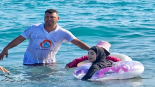 Alanya Belediyesi Engelsiz Halk Plajı özel misafirlerini ağırlıyor
