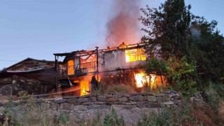 Alevlere teslim olan ev küle döndü