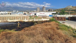 Arsuz’da otluk alanda çıkan yangın söndürüldü