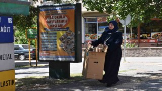 Biriktirdiği atıklarla çocukları sevindiriyor