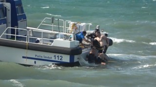 Boğulma tehlikesi geçiren genci dalgıçlar kurtardı