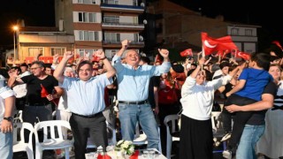 Bozüyükte Türkiye-Avusturya maçı, kurulan dev ekranda izlendi