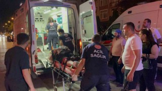 Caddeden karşıya geçen yayalara motosiklet çarptı: 1i ağır 3 yaralı