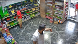 Çamur olan ayakkabısını çıkararak markete giren inşaat işçisi sosyal medyada ilgi odağı oldu