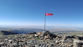 Çocukken hayalini kuruyordu: Çıktığı zirveye Türk bayrağını dikti