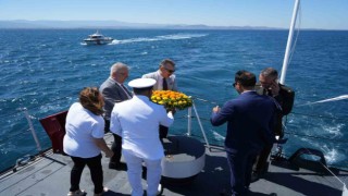 Deniz şehitlerinin anısına Sahil Güvenlik hücumbotu ile denize çelenk bırakıldı