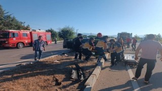 Denizlide otomobil ile traktör çarpıştı; 4 yaralı