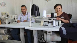 Depremin yıkamadığı 30 yıllık terzi kardeşler, mesailerini konteyner iş yerinde sürüdrüyorlar