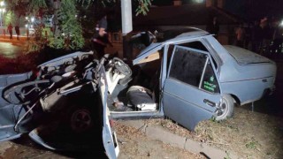 Direğe çarpıp kağıt gibi ezilen otomobilden sağ çıktılar