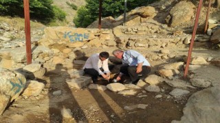 Doktor yerine şifalı olduğuna inandıkları suda çareyi arıyorlar