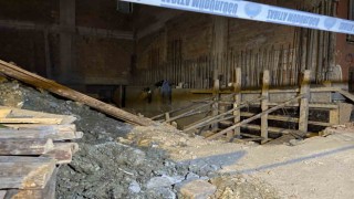 Esenlerde 6 katlı bina oluşan çatlaklar nedeniyle tedbir amaçlı boşaltıldı