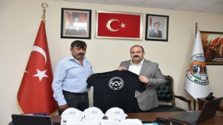 Eskişehir İnönü Belediyesi İnönülü Manda üreticilerine tişört ve şapka desteği verdi