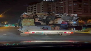 Eşya yüklü kamyonetteki çocukların tehlikeli yolculuğu