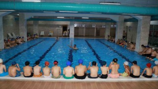 Haliliye Belediyesi ile günde bin 600 çocuk yüzme eğitimi alıyor