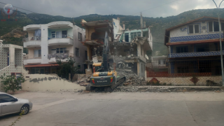 HATAY’DA HASARLI BİNALARIN YIKIMI SÜRÜYOR