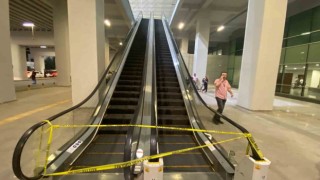 Havalimanında yürüyen merdiven durdu, vatandaşlar birbirinin üstüne düştü: 4 yaralı