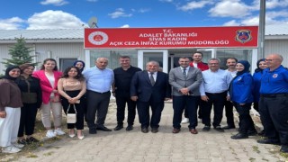 Hükümlüler ve çocuklara tatlı ikramı