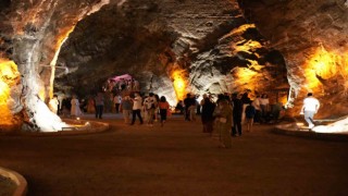 Iğdırın Tuz Mağaraları her gün yeni ziyaretçilere ev sahipliği yapıyor