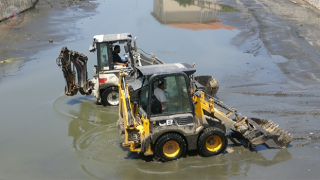 İskenderun’da HBB ekipleri Feyezan Kanalı’nda temizlik çalışması yapıyor