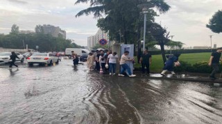 İstanbulda sağanak yolları göle çevirdi, vatandaşlar zor anlar yaşadı